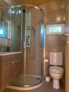 Koupelna v ubytování Depandance Villa Fiore Portorož + 19 fotografií