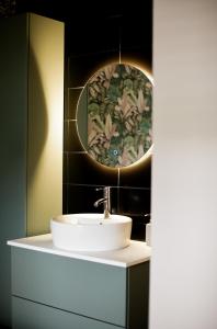 a bathroom with a sink and a mirror at Vakantiehuisje De Barones in Middelburg