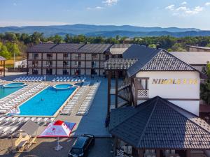 uma vista aérea de um hotel com uma piscina em Nikoletta em Solotvyno
