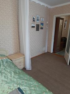 Postel nebo postele na pokoji v ubytování Однокімнатна квартира ботанічний сад