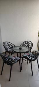 2 chaises, une table et 2 chaises dans l'établissement Apartman Mateja, à Trebinje