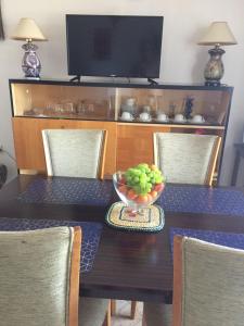 einen Esstisch mit einer Schale Trauben darauf in der Unterkunft Holiday House Crik in Crikvenica
