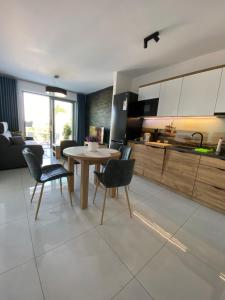 Kuchnia lub aneks kuchenny w obiekcie MIĘDZYZDROJE,BALTICUS PROMENADA GWIAZD 14, Apartament z odrębnym salonem i sypialnią z Widokiem na morze