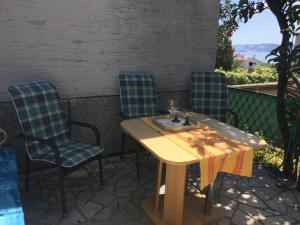 ein Tisch und Stühle auf einer Terrasse in der Unterkunft Holiday House Crik in Crikvenica