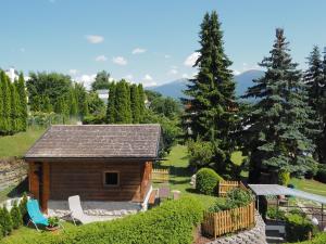 a log cabin in the middle of a garden at Tiny Sport base in Innsbruck