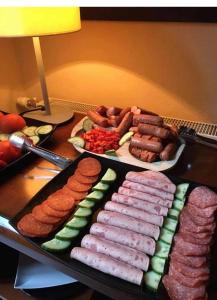 埃斯泰爾戈姆的住宿－中庭旅館，餐桌上摆放着不同种类的肉类和蔬菜