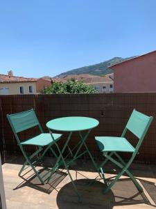 twee stoelen en een tafel op een patio bij Jolie appartement centre ville in Pégomas