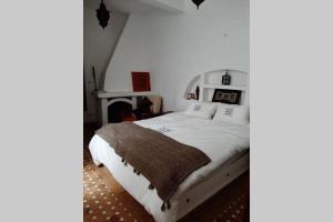 מיטה או מיטות בחדר ב-Darsal-Bwindi, pour tomber amoureux d'Essaouira !