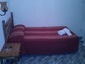 1 dormitorio con 1 cama y 2 toallas blancas en Pension Rioja en Quinto