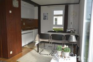 een keuken met een tafel en stoelen in een kamer bij Heaven in Treignes