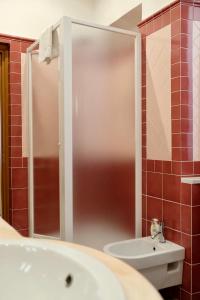 La salle de bains est pourvue d'une douche, d'une baignoire et de toilettes. dans l'établissement New Apartment Sistina 2, à Rome