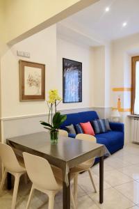 - un salon avec un canapé bleu et une table dans l'établissement New Apartment Sistina 2, à Rome