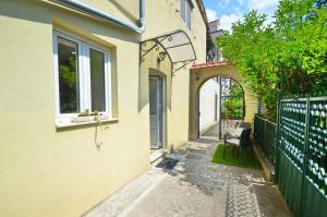 Zgradba, v kateri se nahaja apartma