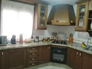 Kuchyň nebo kuchyňský kout v ubytování Bonita casa con piscina privada