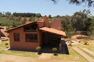 una pequeña casa con techo en Cabaña Luna, en Mazamitla