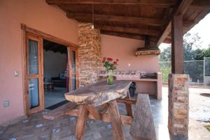 ein Holztisch auf der Veranda eines Hauses in der Unterkunft Cabaña Luna in Mazamitla