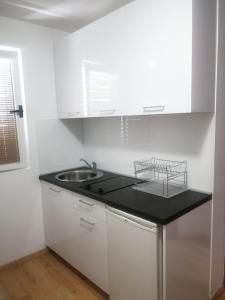 Dapur atau dapur kecil di Lyon Apartments