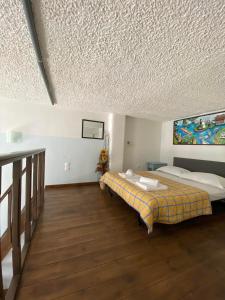 sypialnia z łóżkiem w pokoju z sufitem w obiekcie Patra's home w mieście Andros