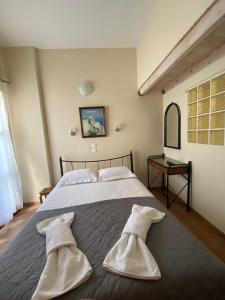 アンドロスにあるPatra's homeのベッドルーム1室(大型ベッド1台、白い枕2つ付)