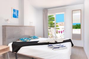 1 dormitorio con 1 cama con toallas en Bungalow Blue Dream 3 - Sea views, terrace and pool, en Gran Alacant