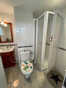 W łazience znajduje się toaleta, prysznic i umywalka. w obiekcie La manga arriba w mieście La Manga del Mar Menor