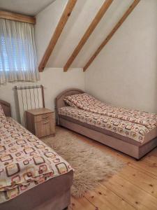 1 dormitorio con 2 camas y ventana en Our House Apartments en Kolašin