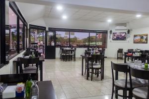 un restaurante con mesas y sillas y un bar en Hotel Casino Fortunata en Federación
