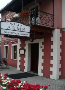 ein Gebäude mit einem Schild, das William akme restaurantrophe liest in der Unterkunft Willa Akme in Stronie Śląskie