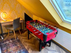 una mesa de futbolín en la esquina de una habitación en Maisonette - 2 Schlafzimmer - Wohn-Küche - Balkon - Hohes Venn - Monschau - Eifel - Hunde willkommen beim Hof Vierzehnender - Islandpferde, en Monschau