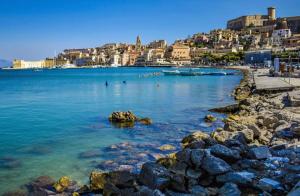 widok na plażę z budynkami i wodą w obiekcie Nel borgo di Gaeta Palazzetto terra-cielo w mieście Gaeta