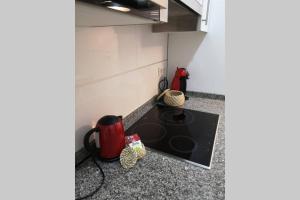 y cocina con encimera y fogones. en La casa del centro, en A Coruña