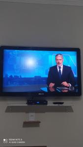 TV in/ali zabaviščno središče v nastanitvi Pousada Quarto com ar, wi fi,frigobar perto da basilica