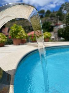 A piscina localizada em Chalet O Bótanico ou nos arredores