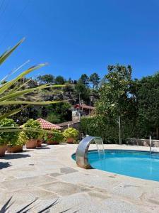 A piscina localizada em Chalet O Bótanico ou nos arredores