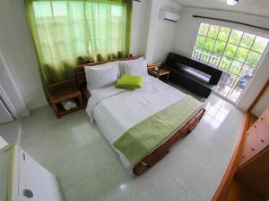 Postel nebo postele na pokoji v ubytování Casa Royal Palm Inn