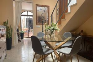 Orba的住宿－Casa del Garcelan，一间设有玻璃桌和椅子的用餐室
