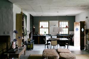 een woonkamer met een tafel en een eetkamer bij Casa Crudo, PRIVACIDADE NA MATA ATLÂNTICA, piscina, trilhas e descanso in Salesópolis