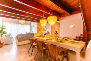kuchnia i jadalnia ze stołem i krzesłami w obiekcie Luxury, golf and comfort in the Caribbean w Punta Cana