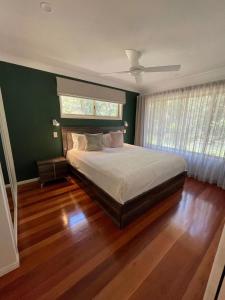 Songbirds Rainforest Retreat客房内的一张或多张床位