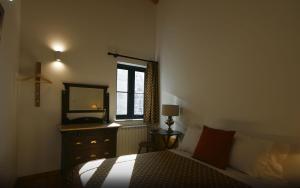 מיטה או מיטות בחדר ב-Charming apt in historic building in Serra da Estrela national park