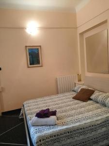 een slaapkamer met 2 bedden en handdoeken bij Appartamento Tolemaide in Genua