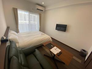 Säng eller sängar i ett rum på HOTEL GranLeaf Miyakojima