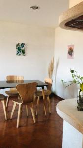 a dining room with a table and chairs at AMANECER Rent Apart - Tú Hogar! Amplio y Luminoso con Desayuno in Junín