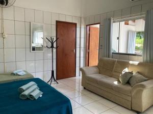 uma sala de estar com um sofá, um sofá e uma mesa em Aluguel de loft mobiliado em Cuiabá em Cuiabá