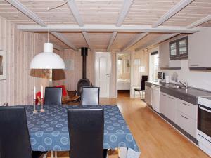 Falenにある6 person holiday home in Hemmetのキッチン、ダイニングルーム(テーブル、椅子付)