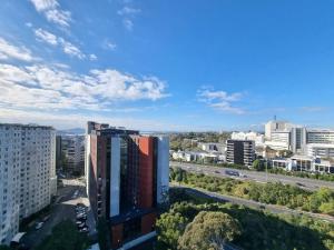 - une vue sur une ville avec des bâtiments et une autoroute dans l'établissement Oceania City Fringe w Views Free Parking WiFi, à Auckland