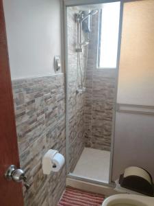 a bathroom with a shower and a toilet at Apartamento Familiar Cusco in Cusco