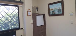 Habitación con puerta, espejo y ventana en Apartamento habitación pequeña para ejecutivos o parejas, en Manta