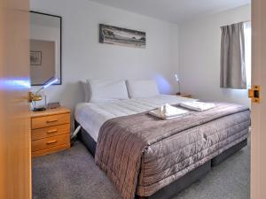 Ένα ή περισσότερα κρεβάτια σε δωμάτιο στο ASURE Hanmer Inn Motel Hanmer Springs