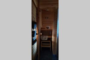 Cette chambre avec porte offre une vue sur un couloir. dans l'établissement Mökki Jerisjärven rannalla, à Muonio